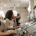 Онлайн игровые автоматы на экране смартфона