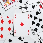 JetX краш-игра интерфейс с летящим самолетом и множителями