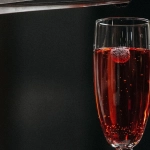 Игры RamenBet Casino на экране с картами и фишками