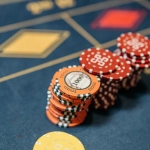 Студент за компьютером изучает онлайн казино и азартные игры